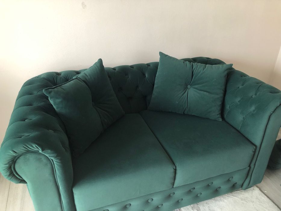 Canapea din catifea elegantă, folosită foarte puțin. Nu mi se potrivește in camera