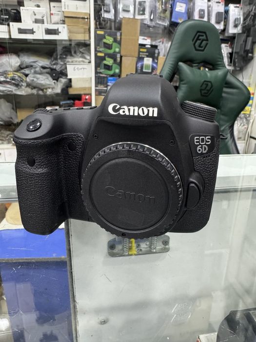 Canon 5D Mark IV: Canon 5D Mark III: Canon 6D