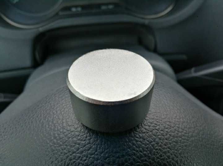 Мощный неодимовый магнит.