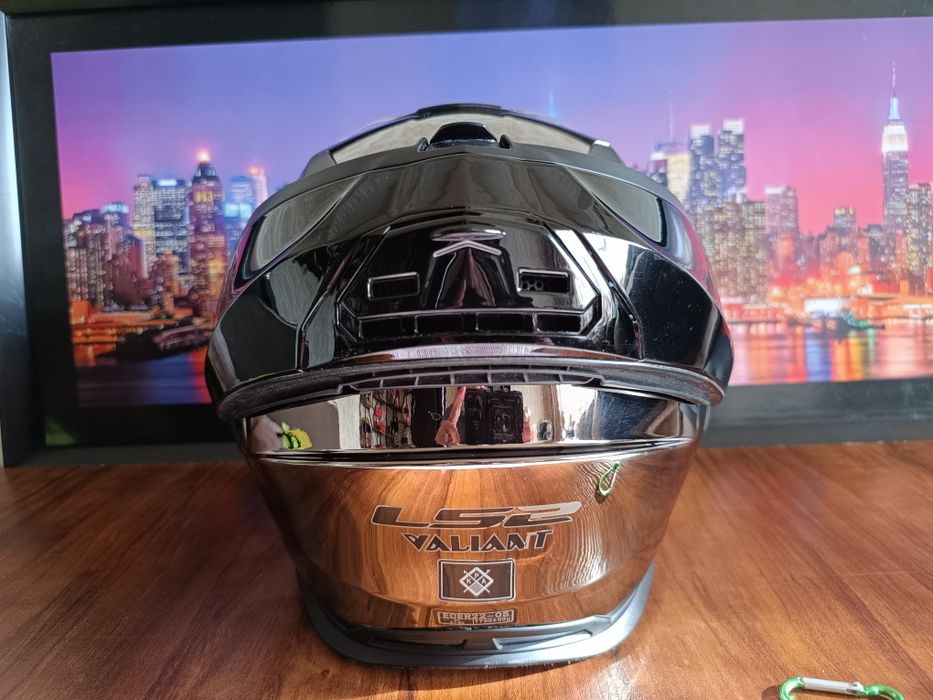 Мото шлем от бренда LS 2 VALIANT