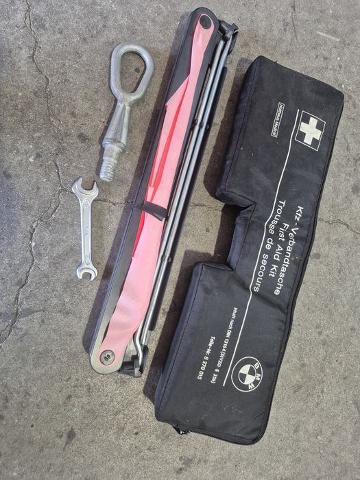 БМВ кука аптечка за кола авариен комплект 1 3 5 7 серия BMW 1 3 5 6 7