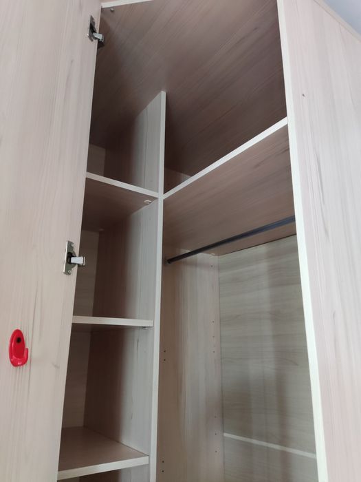 Продам угловой вместительный шкаф