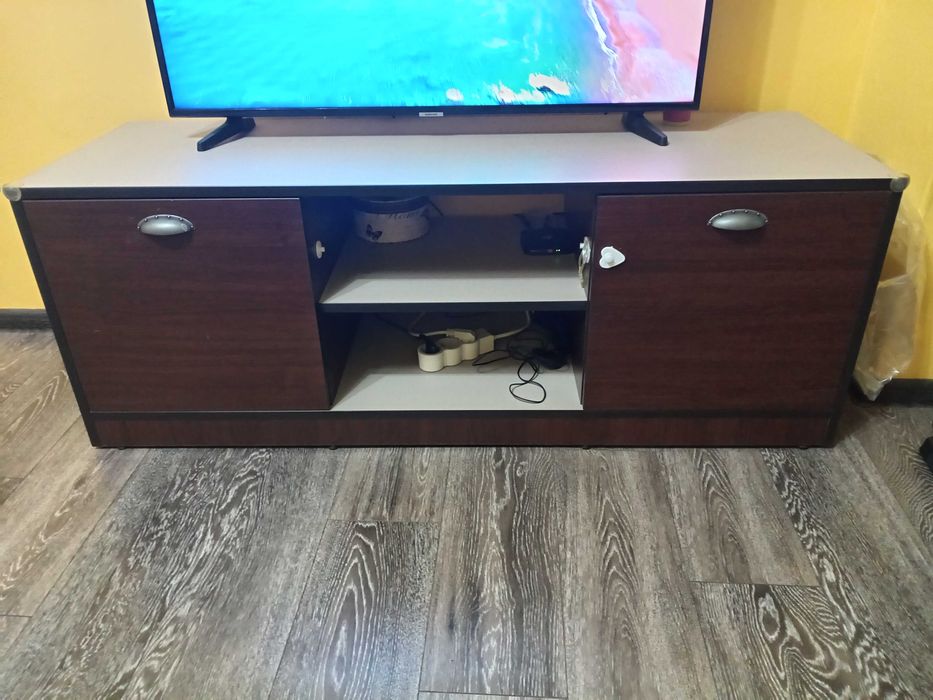 Тв шкаф 138/46/50 материал 18мм,без забележки. Панти с плавно.