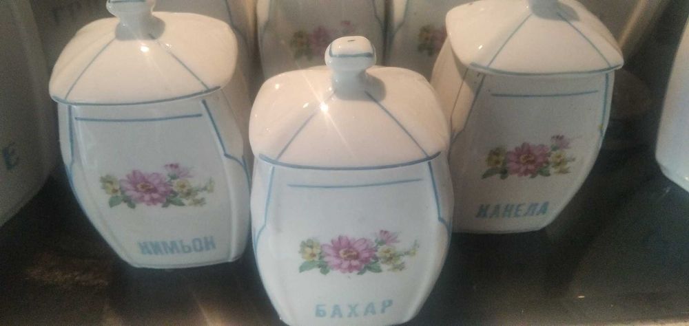 Порцеланови буркани за подправки