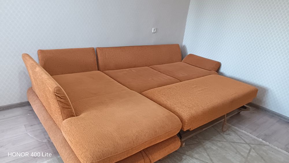 Продаю б/у диван раскладной и ковры