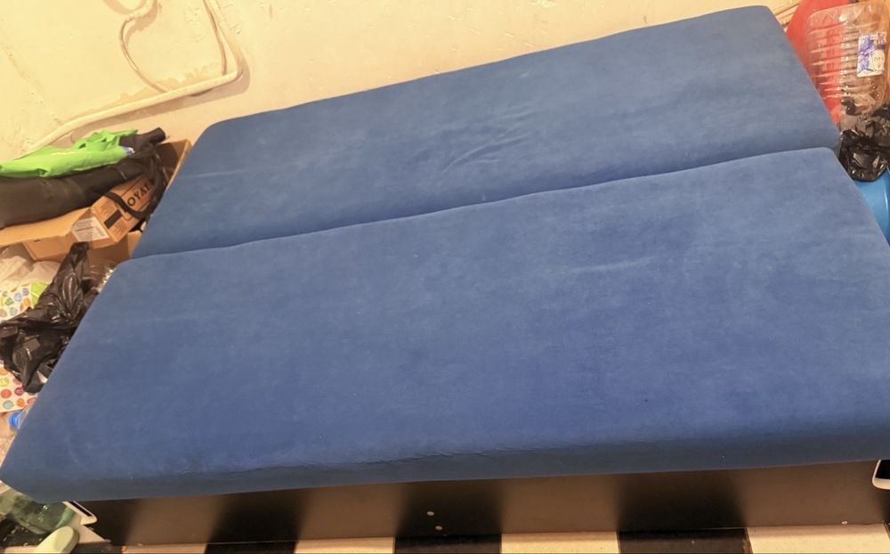 Продам диван 12000,торг уместен