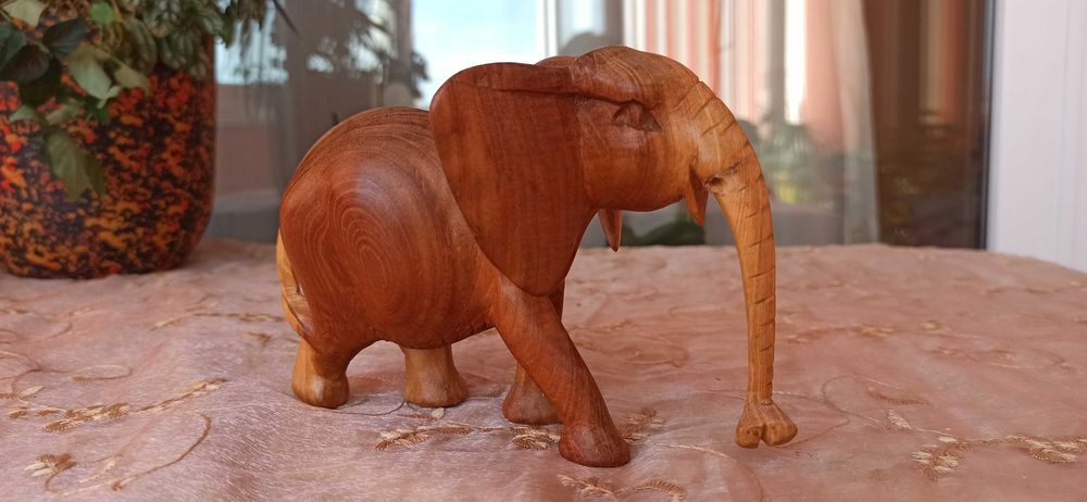 Ръчно резбовани дървени слонове Кения 3 бр-80 лв, дървена маска-45 лв.