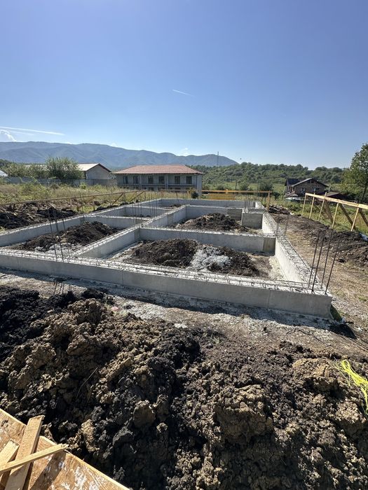 Case la rosu , fundatii , garduri,elevatii,acoperis