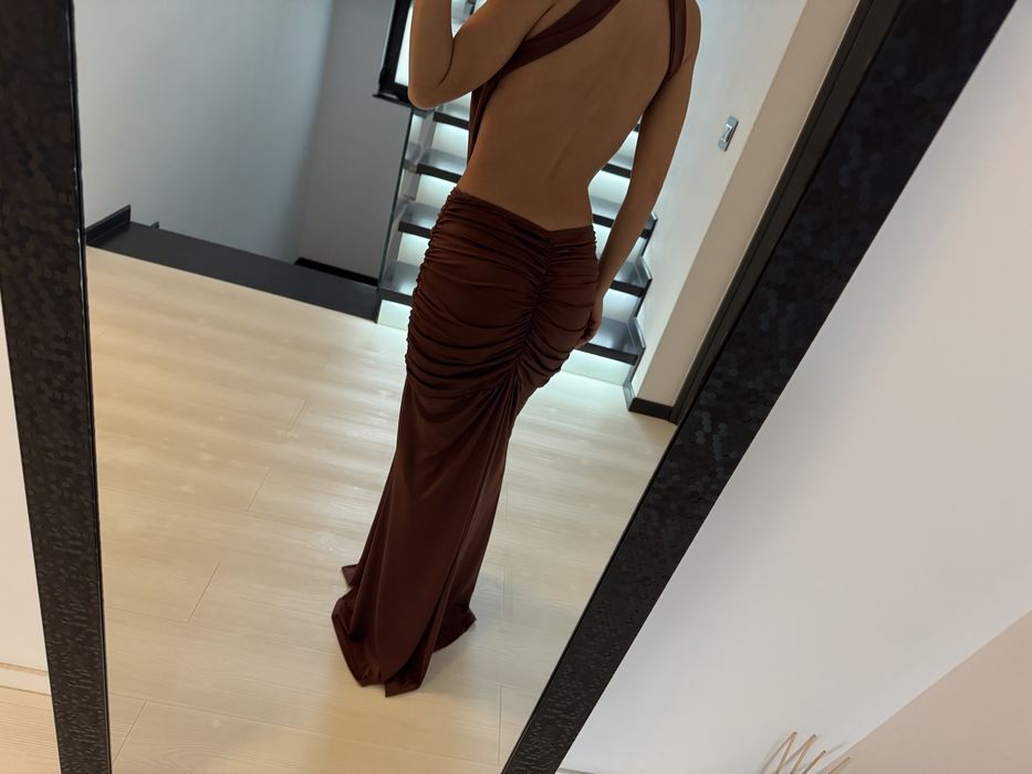 Rochie maro lunga de seara purtata