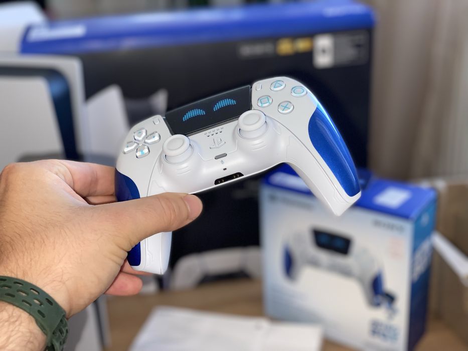 Playstation 5 slim Digital 825gb + AstroBot limited edition controller + гаранция до 03.11.2027