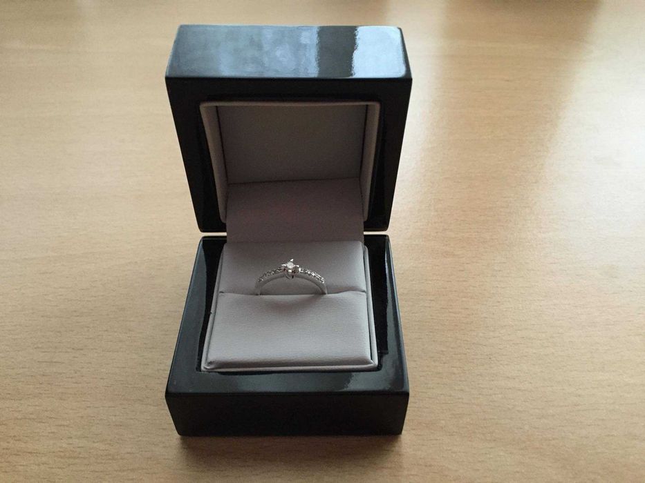 Златен годежен пръстен с естествени диаманти