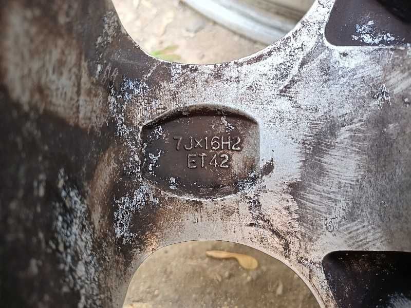 Продам оригинальные легкосплавные диски на Audi.