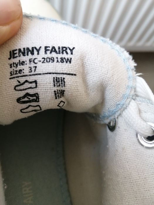 Запазени кецове за момиче