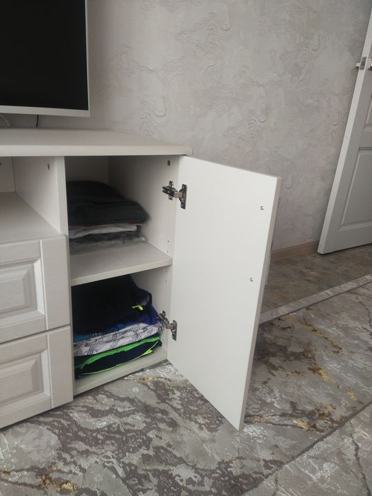 Продам тумбу под телевизор