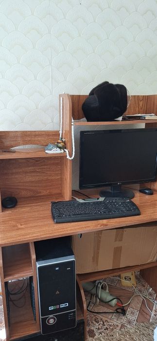 Стол с коммьютером в отличном состоянии.рабочий