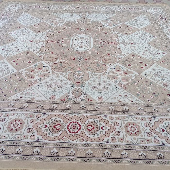 Продам ковёр 4x4 в хорошем состоянии