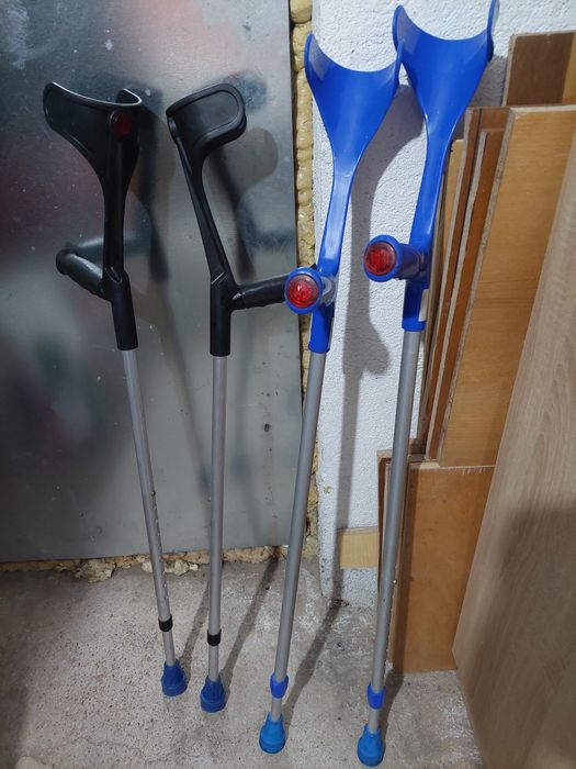 Carje medicale cu susținere antebrat, 70 lei perechea