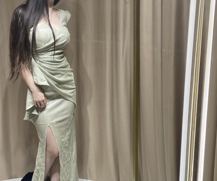 Продаются платья.