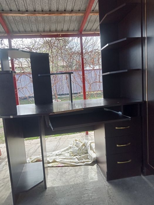 Продам отличный гарнитур.