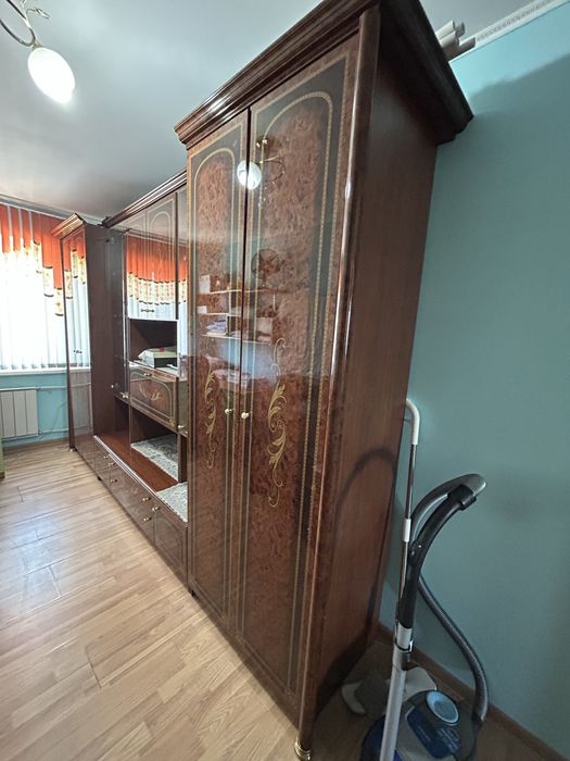 Продам стенку.Можно как шифоньер