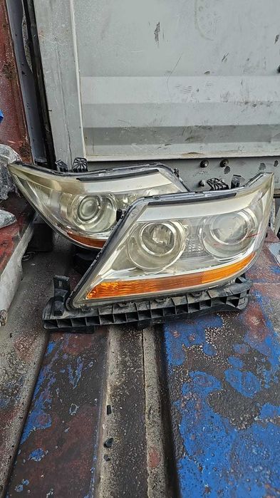 Передний фары на Honda Elysion