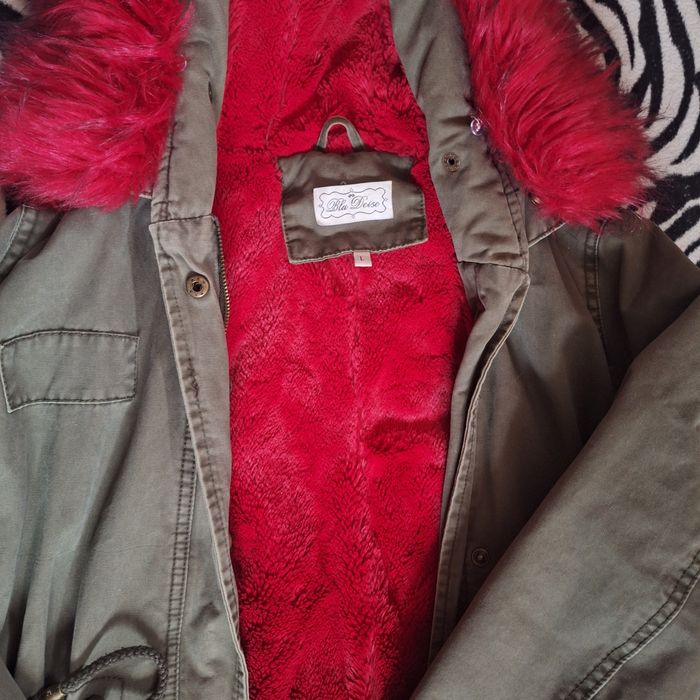 Яке с червена богата качулка