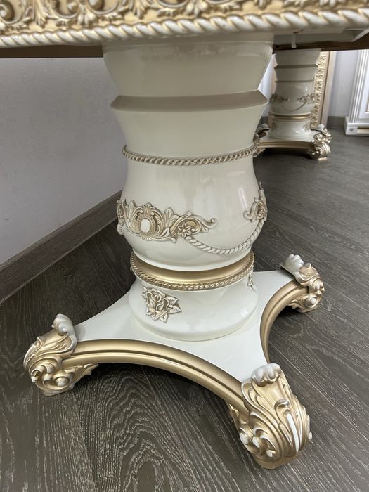 Стол и стулья в гостиную