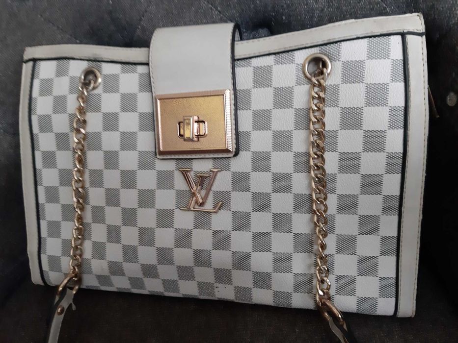 Geanta de mana sau umar superba cu lant auriu Louis Vuitton