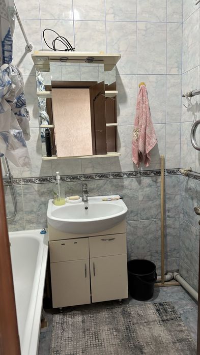 Раковина со шкафом и зеркалом