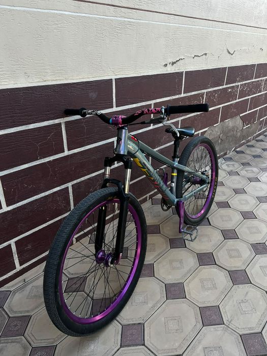EREK M8  dirt street