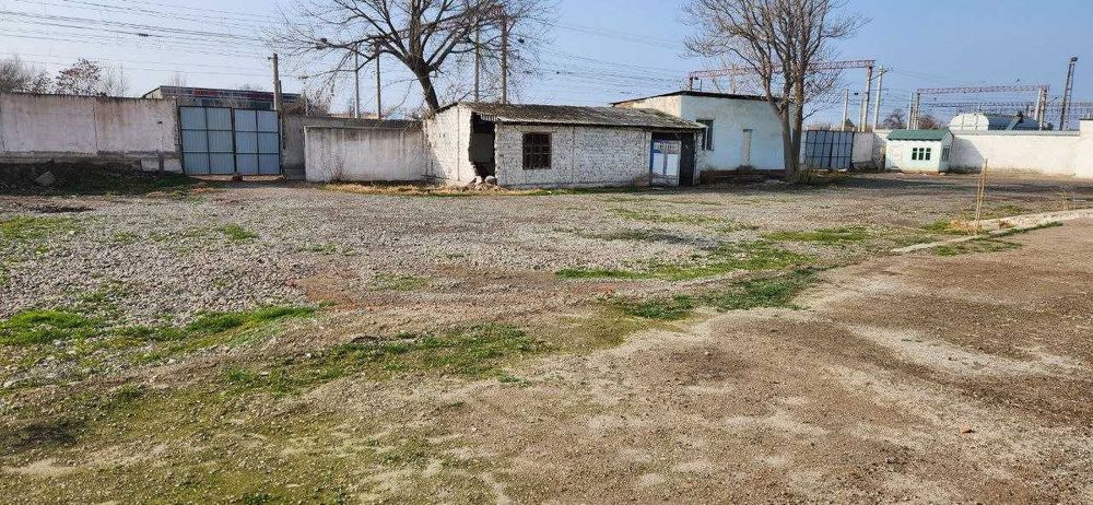 Yer sotiladi trassa hamda poyezd yol vetkasi bilan. База с жд веткой