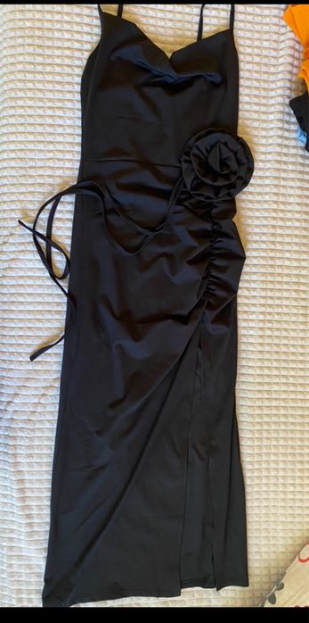 Черна рокля по тялото