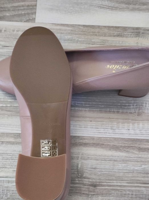 Нови бежови обувки от естествена кожа.