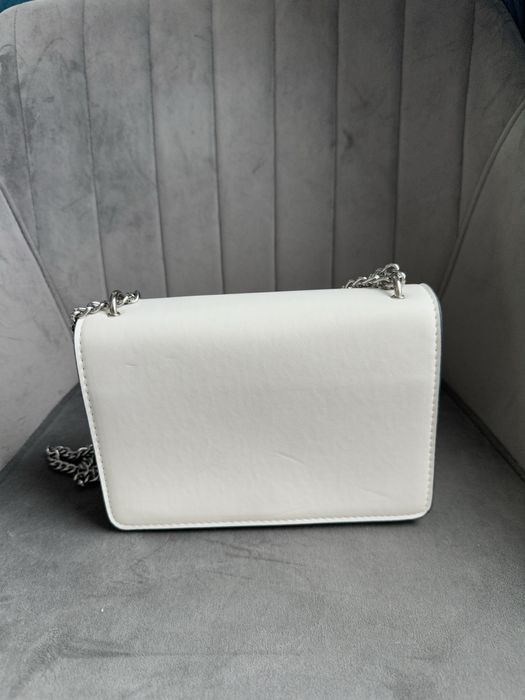 Бяла малка чантичка