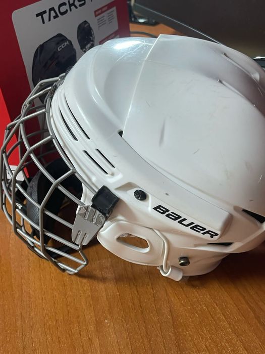 Продам хоккейный шлем
