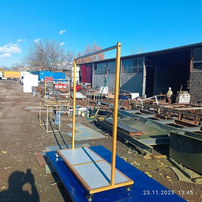 Вешалки для одежды.