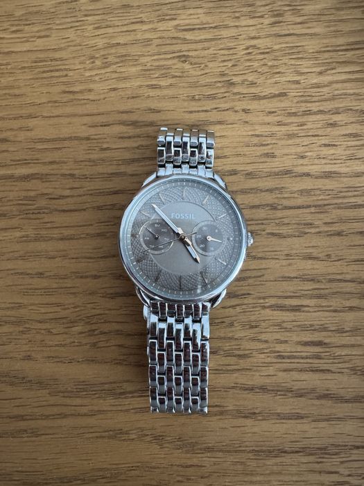 Часовника е С ЧИСТО НОВА сменена батерия.Дамски часовник fossil