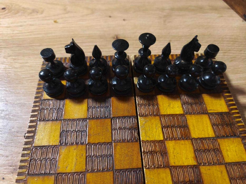 Малък Шах с Дървени фигури от Соца 17 х 17 см