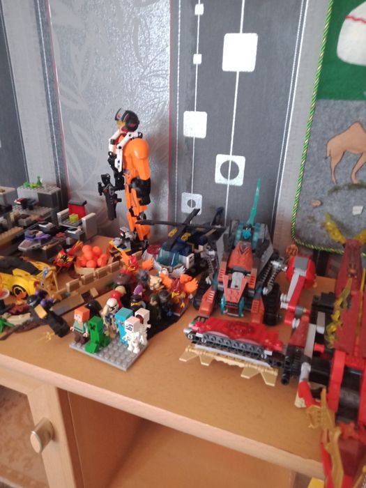 Продам конструкторы Лего 8