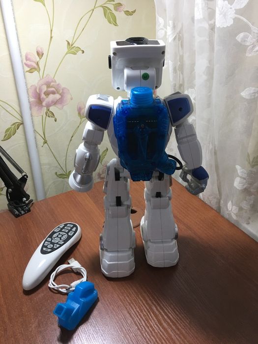 Продается робот на пульте управления
