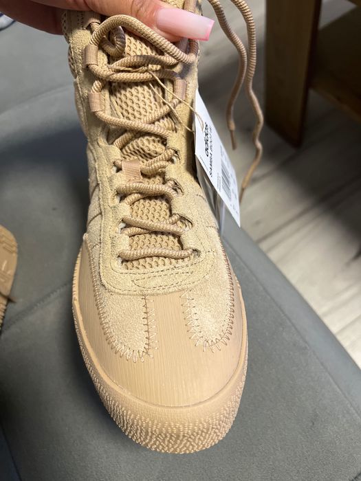 Сникърс и на Адидас