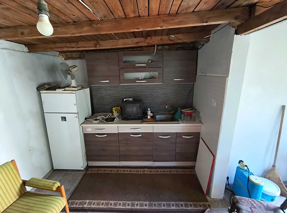 Продавам парцел с къща м-т Ален Мак