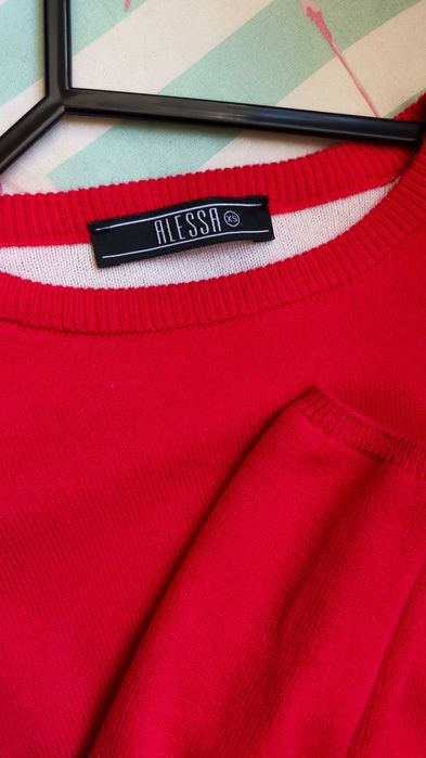 Червен пуловер на Алесса