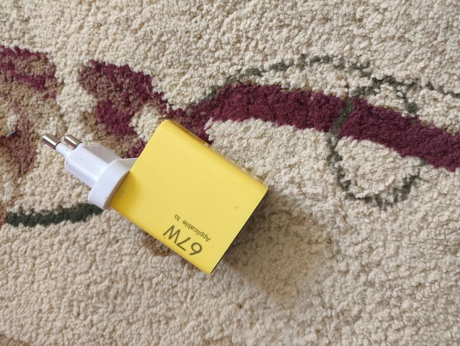 Для игр или работ с телефоном или пк, зорядник проверено 120 ват