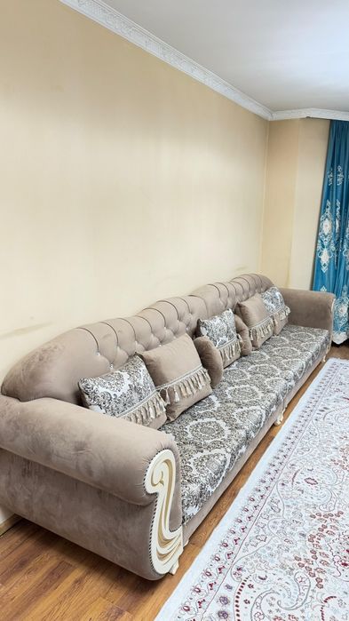 Диван с подушками