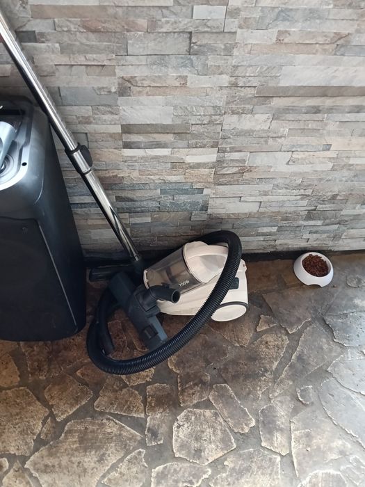 Vând ce se vede in poze ,boxa audio,pompa acvariu,pompa piscina,aspirator