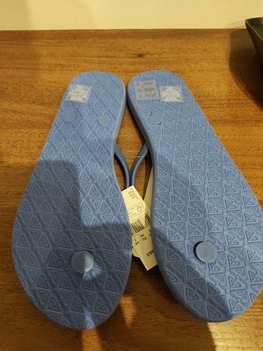 Roxy чехли, имат леко оцветяване видимо на снимките