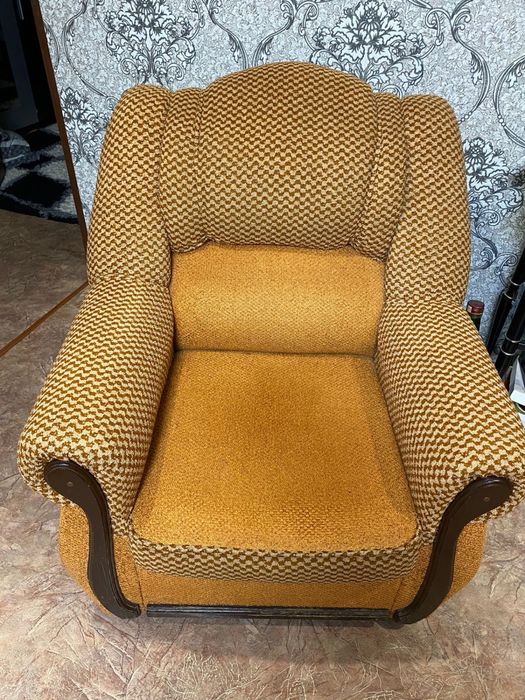 Диван с двумя креслами