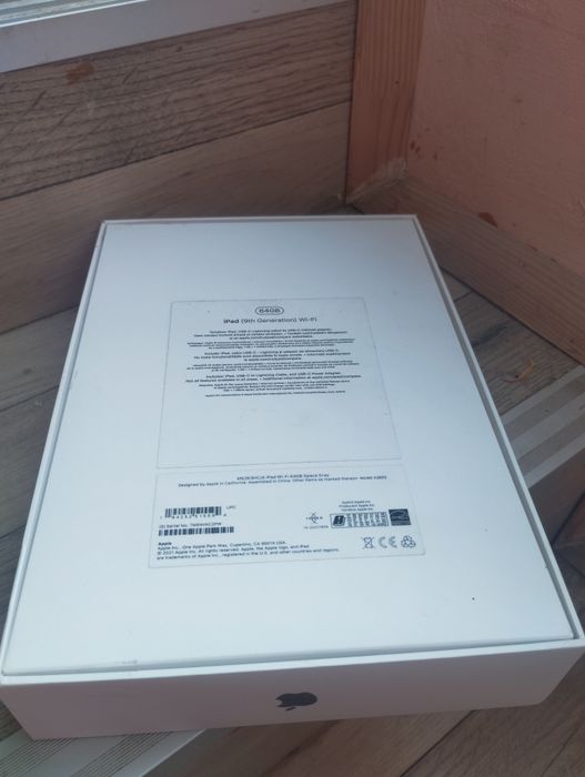 iPad 9 64GB WiFi, с оригинална кутия, зарядно и два калъфа, като нов