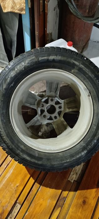 Продам шипованный колесо